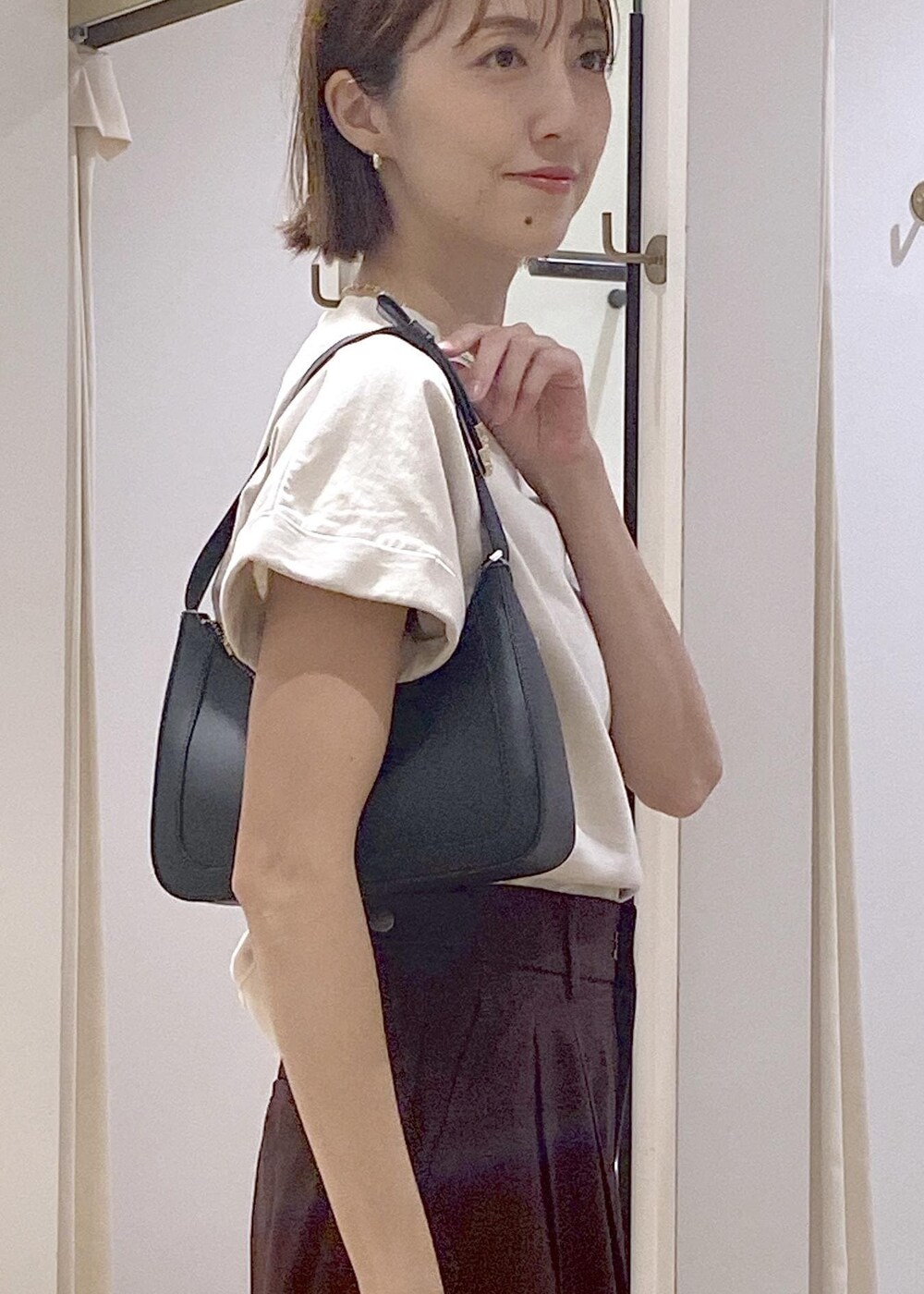 ブラック系のサンダル、ブラック系のキャミソール、ベージュ系のTシャツ/カットソーを着用したレディースの夏コーディネートの5枚目の写真