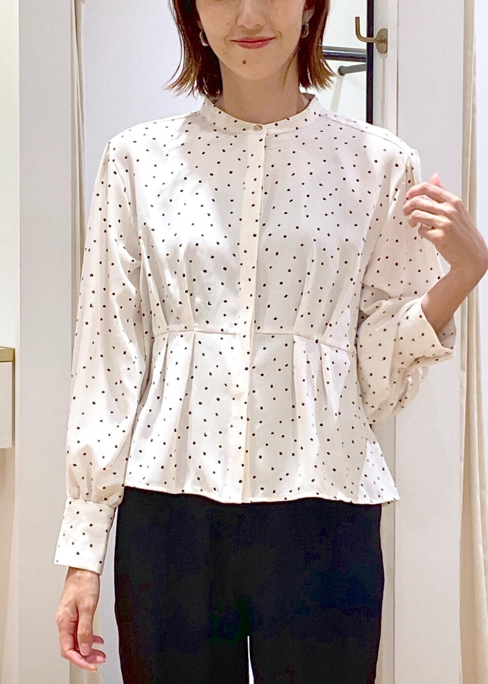 ブラウン系のハンドバッグ、ブラック系のバレエシューズ、ブラック系のスラックスを着用したレディースの秋コーディネートの8枚目の写真