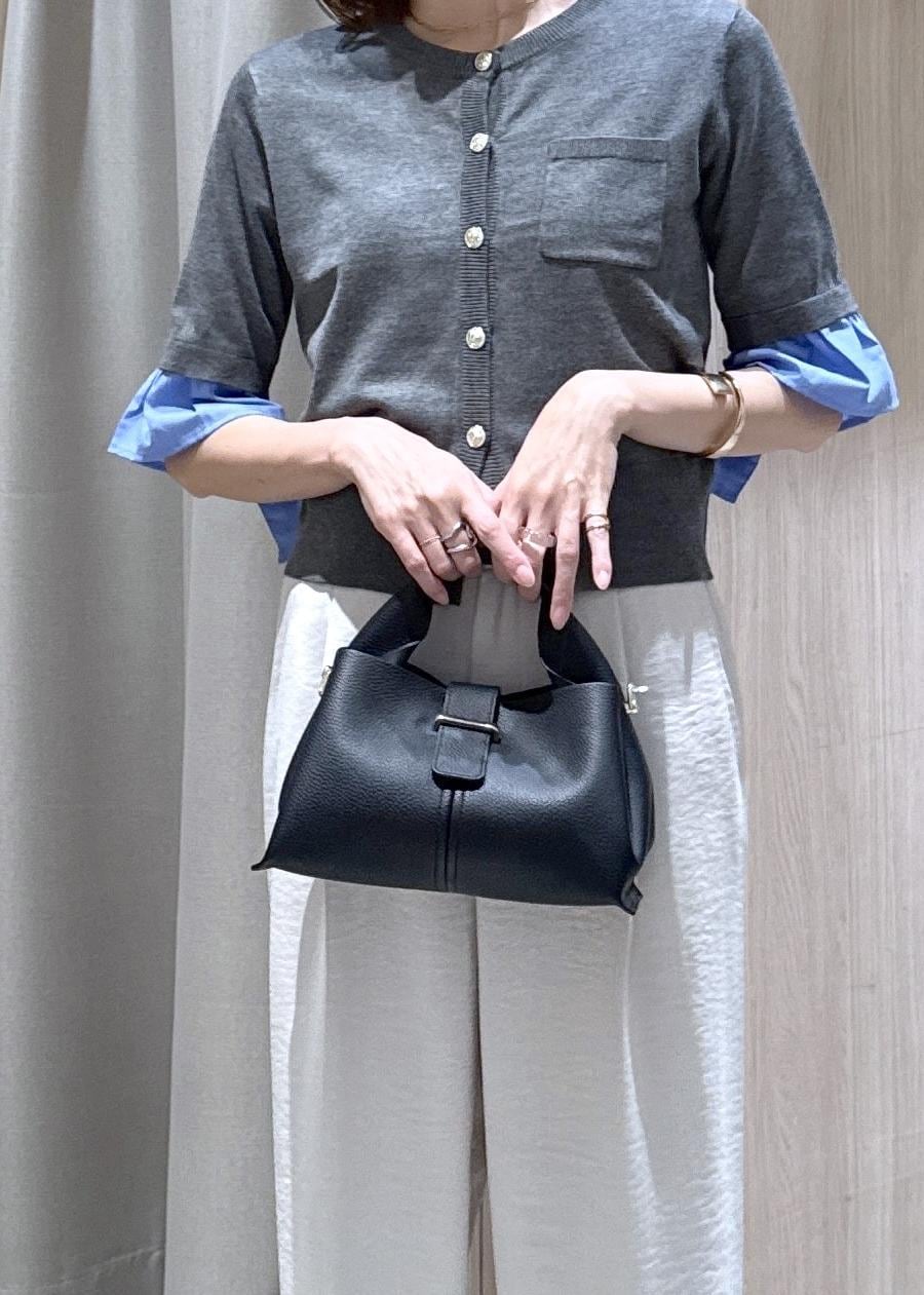 ホワイト系のその他パンツ、ブラック系のパンプス、ブラック系のショルダーバッグを着用したレディースの夏コーディネートの5枚目の写真