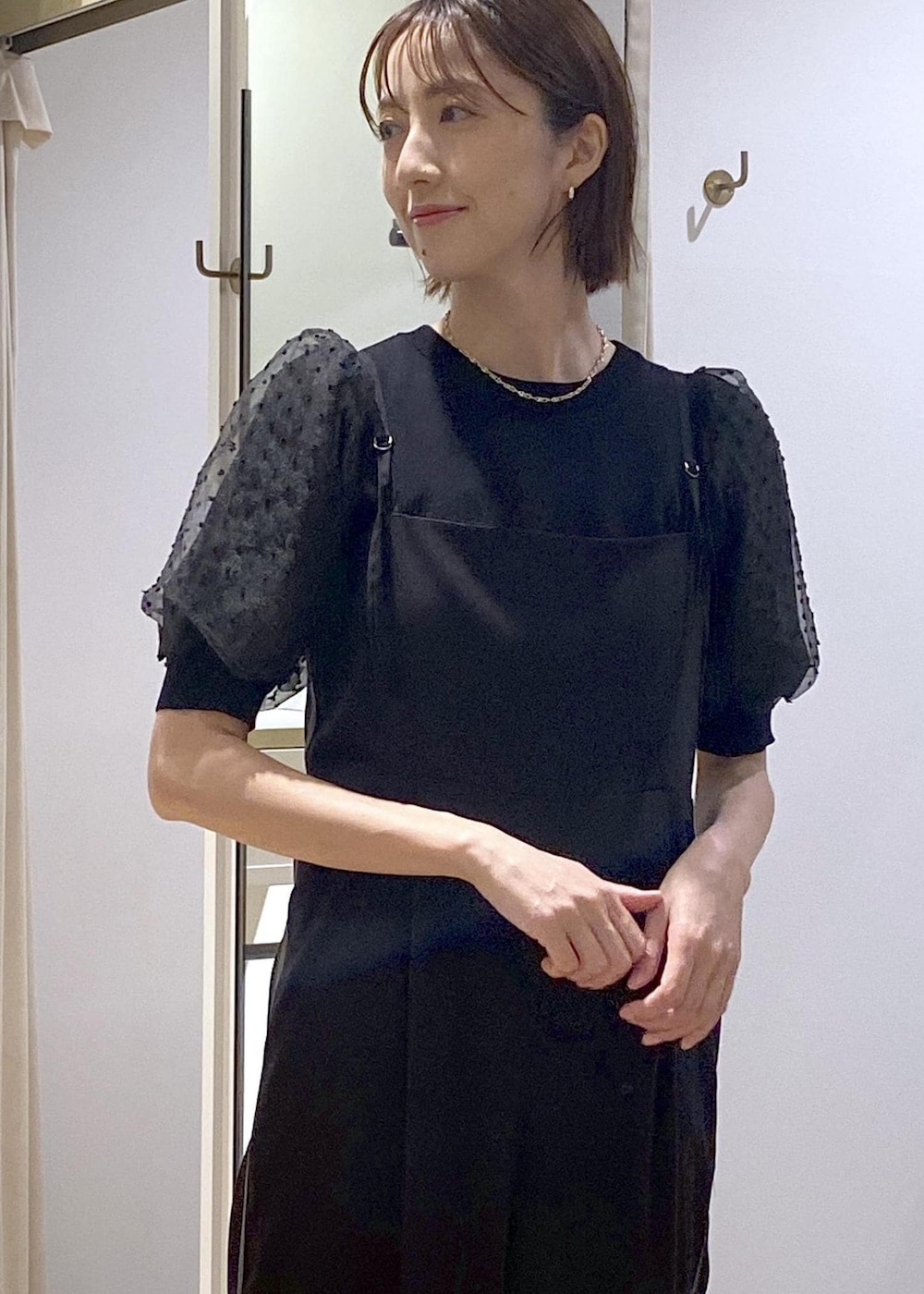 「ハンサムコーデ、ビス、半袖ニット、半袖、シアー、シアーニット、お出かけ、ミュール、フェミニンハンサム、ニューワーク、通勤、仕事着、きちんと感、デザインTOPS、ラインパンツ」｜「VISのデザインチェーンチョーカーネックレス（ネックレス、ゴールド系）」を使った、eric08さん（レディース・166cm）の夏コーディネートの5枚目の写真