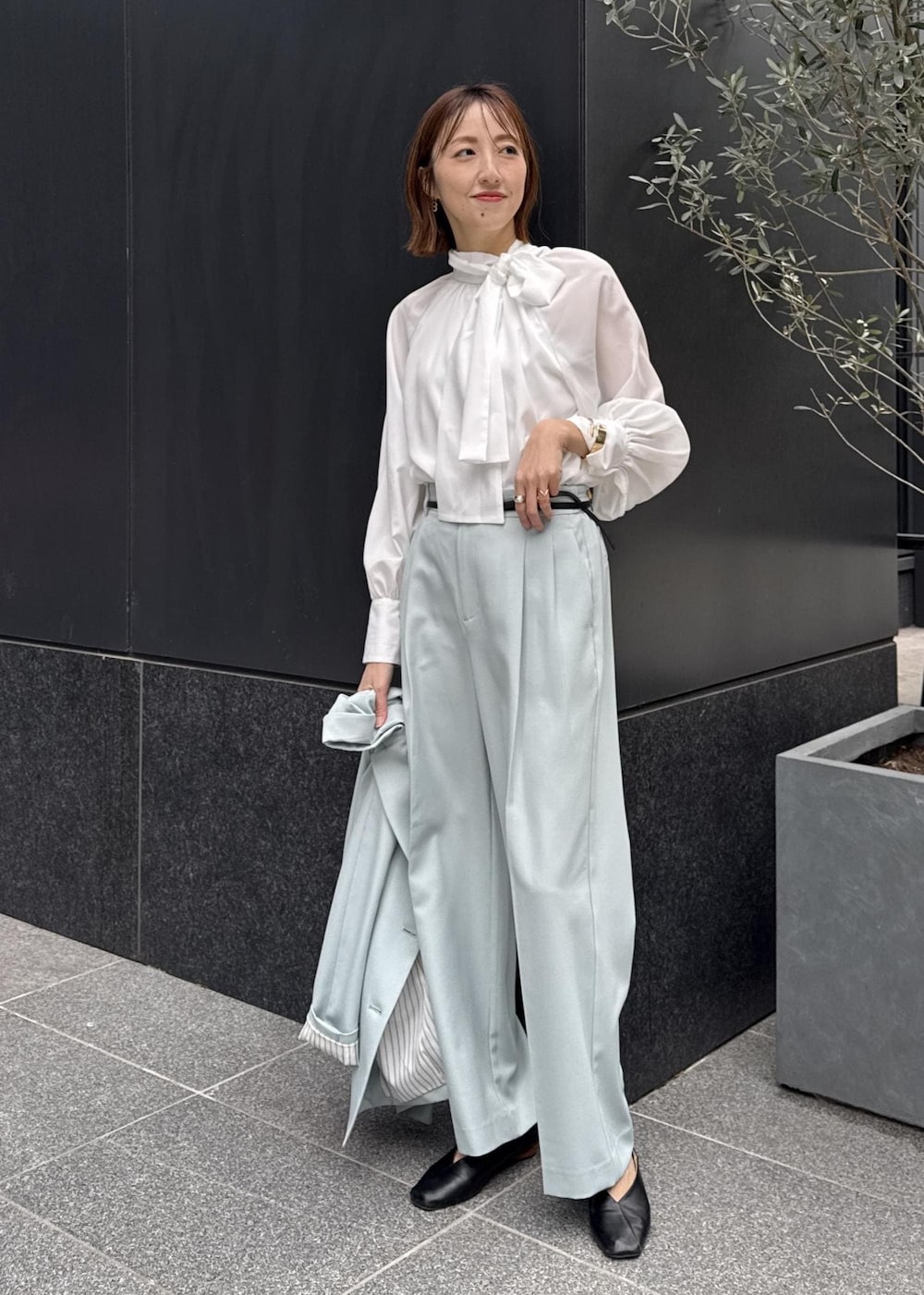 グリーン系のその他パンツ、グリーン系のテーラードジャケット、ブラック系のショルダーバッグを着用したレディースの冬コーディネートの9枚目の写真