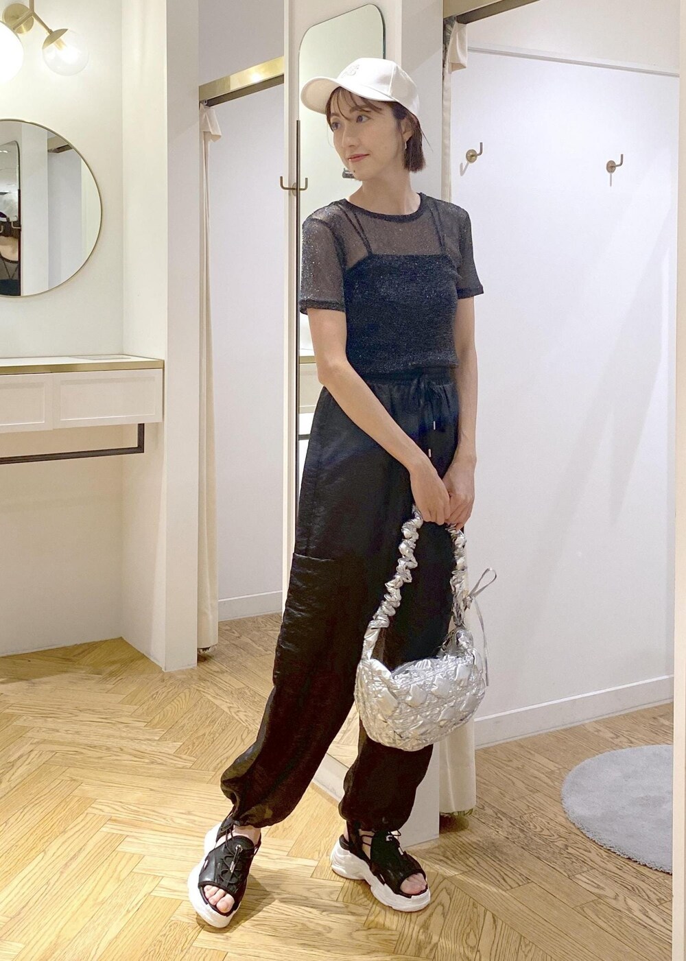 ブラック系のサンダル、シルバー系のショルダーバッグ、ブラック系のキャミソールを着用したレディースの夏コーディネートの3枚目の写真