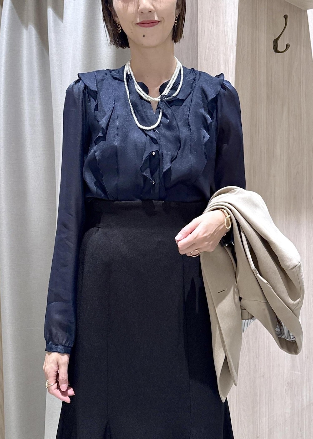 ブラック系のハンドバッグ、ブルー系のシャツ/ブラウス、ベージュ系のテーラードジャケットを着用したレディースの秋コーディネートの9枚目の写真