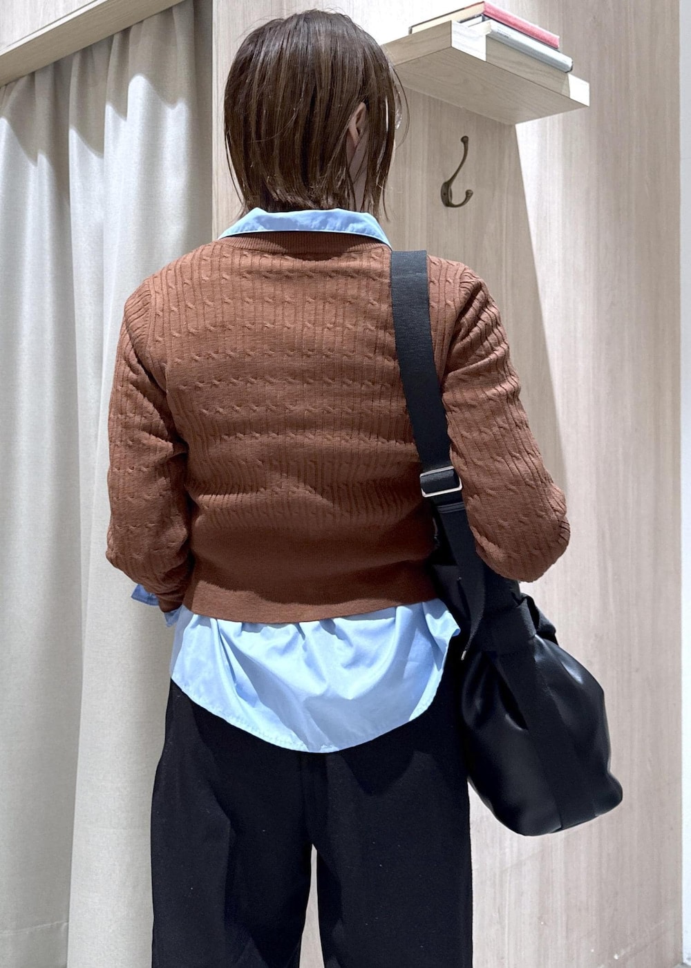 ブラック系のスラックス、グレー系のその他アウター、ブルー系のシャツ/ブラウスを着用したレディースの冬コーディネートの10枚目の写真