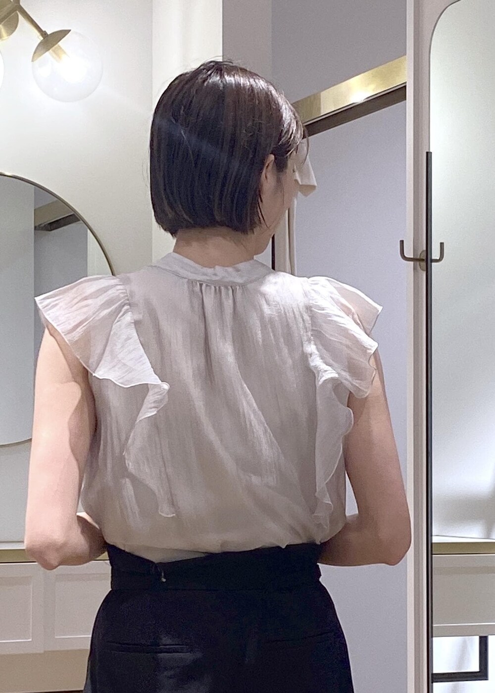 ブラック系のキャミソール、ブラック系のパンプス、ブラック系のハンドバッグを着用したレディースの夏コーディネートの6枚目の写真