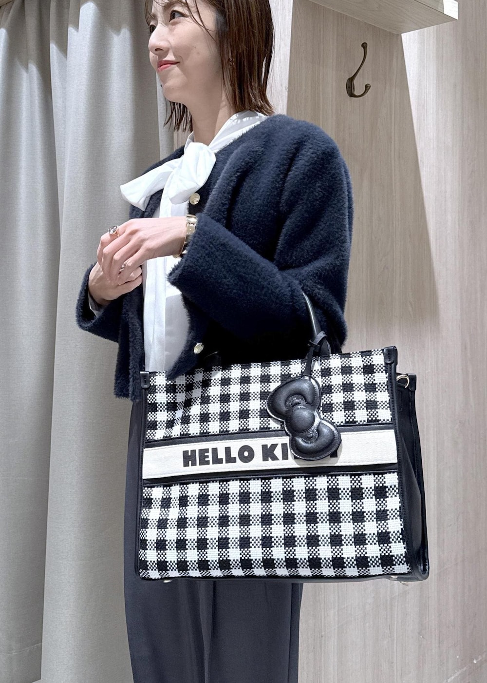 ブルー系のカーディガン/ボレロ、グレー系のその他パンツ、ホワイト系のシャツ/ブラウスを着用したレディースの冬コーディネートの10枚目の写真