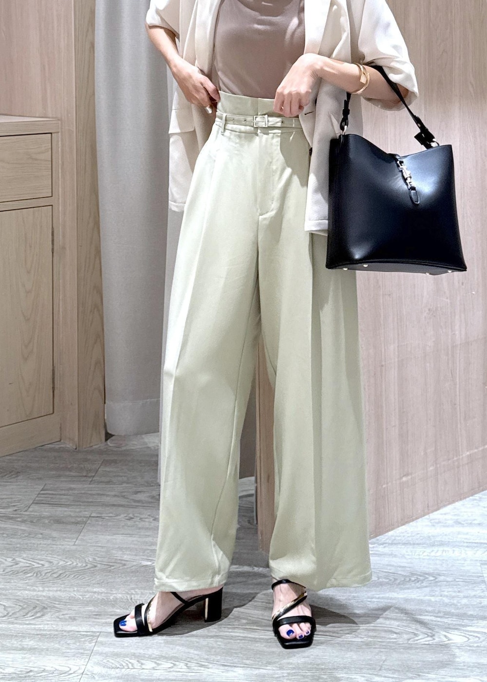 ベージュ系のキャミソール、ブラック系のサンダル、ブラック系のトートバッグを着用したレディースの夏コーディネートの6枚目の写真