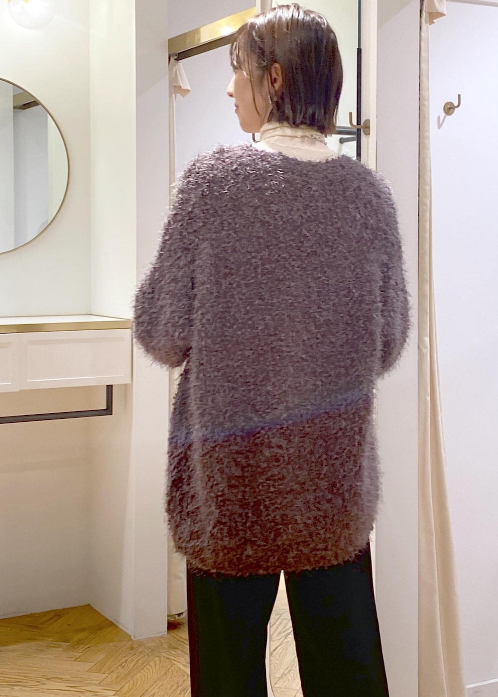 ブラック系のバレエシューズ、グレー系のカーディガン/ボレロ、ホワイト系のニット/セーターを着用したレディースの秋コーディネートの8枚目の写真