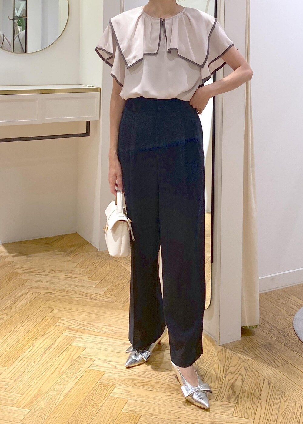 シルバー系のパンプス、ブラック系のキャミソール、ブルー系のスラックスを着用したレディースの夏コーディネートの5枚目の写真