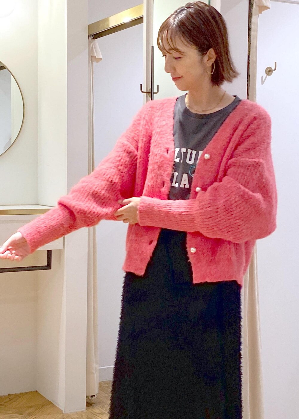 ブラック系のスカート、その他のショルダーバッグ、ブラック系のTシャツ/カットソーを着用したレディースの秋コーディネートの7枚目の写真