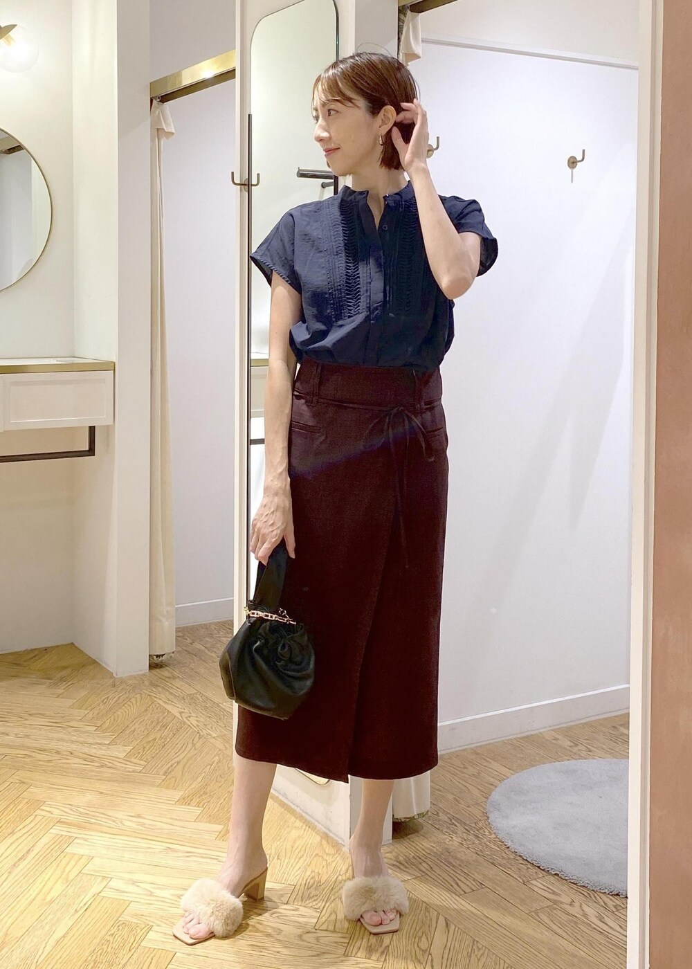 ブラック系のキャミソール、ブルー系のシャツ/ブラウス、ブラウン系のスカートを着用したレディースの夏コーディネートの2枚目の写真