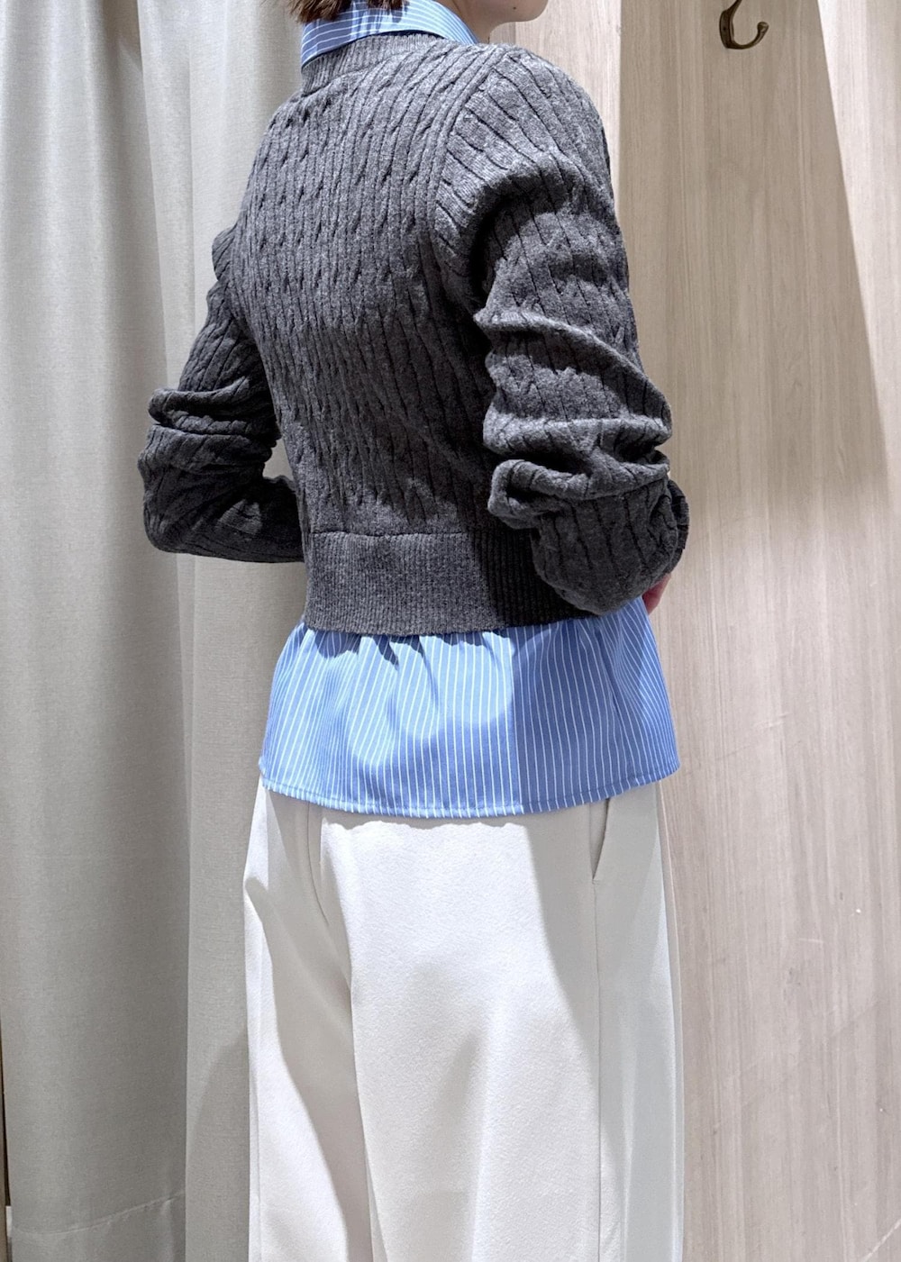 ブラック系のショルダーバッグ、グレー系のその他アウター、ホワイト系のスラックスを着用したレディースの冬コーディネートの9枚目の写真