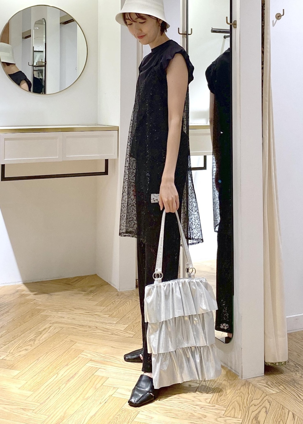 ブラック系のサンダル、シルバー系のトートバッグ、ブラック系のその他パンツを着用したレディースの夏コーディネートの4枚目の写真