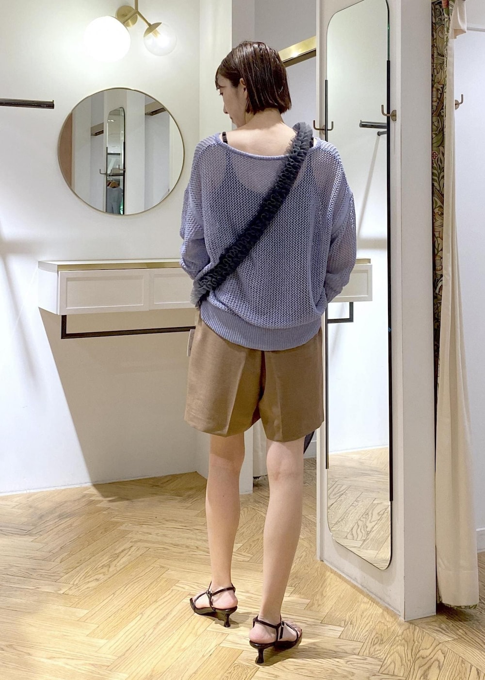 ブラック系のキャミソール、ブラック系のショルダーバッグ、ブラック系のサンダルを着用したレディースの夏コーディネートの2枚目の写真