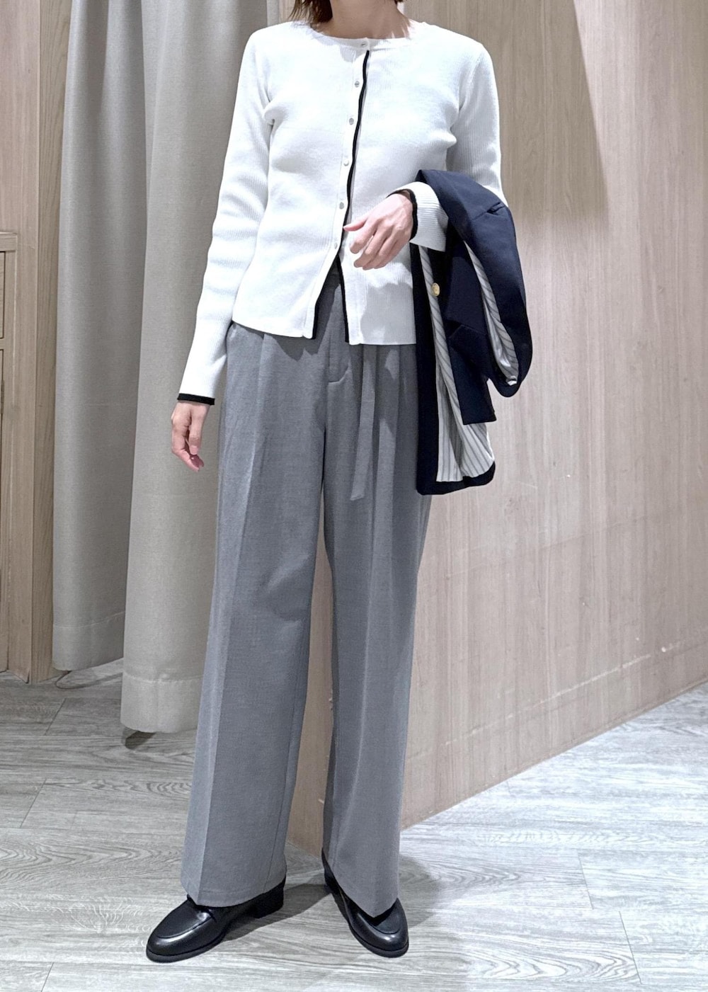 グレー系のその他パンツ、ブルー系のテーラードジャケット、ブラック系のハンドバッグを着用したレディースの冬コーディネートの5枚目の写真