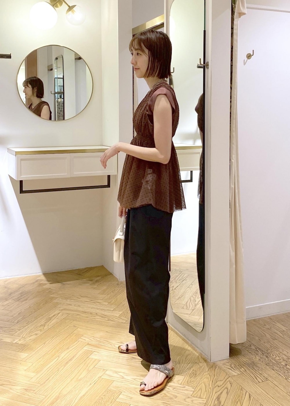 ベージュ系のサンダル、ホワイト系のキャミソール、ブラウン系のシャツ/ブラウスを着用したレディースの春コーディネートの2枚目の写真