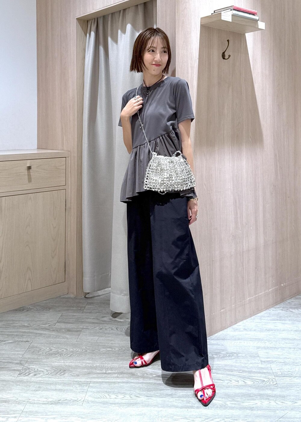 レッド系のサンダル、グレー系のTシャツ/カットソー、ブラック系のその他パンツを着用したレディースの夏コーディネートの10枚目の写真