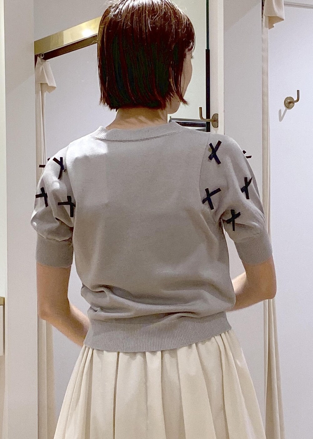 ブラック系のサンダル、ホワイト系のスカート、ブラック系のキャミソールを着用したレディースの夏コーディネートの6枚目の写真