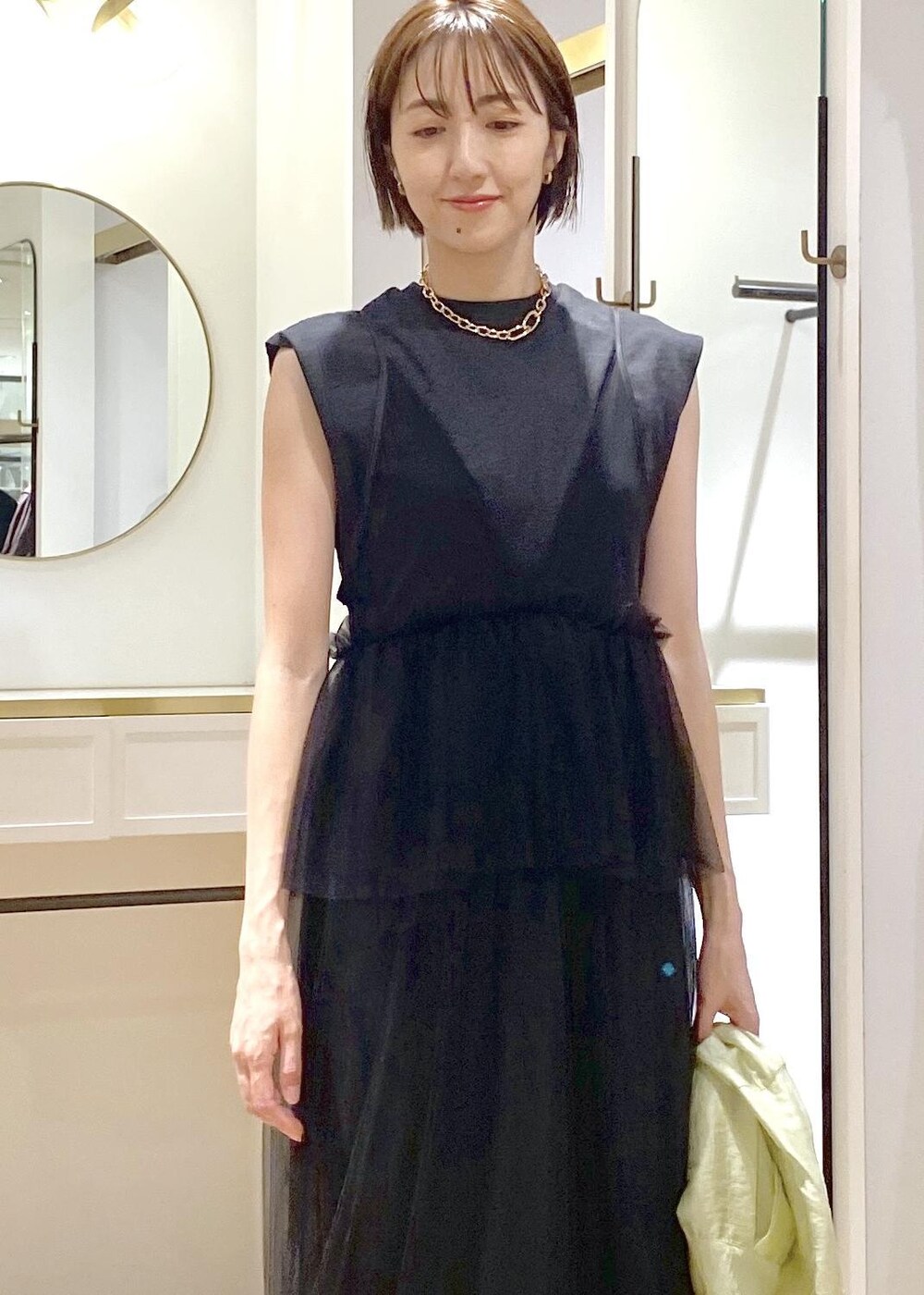 グリーン系のシャツ/ブラウス、ブラック系のサンダル、ブラック系のワンピースを着用したレディースの夏コーディネートの6枚目の写真