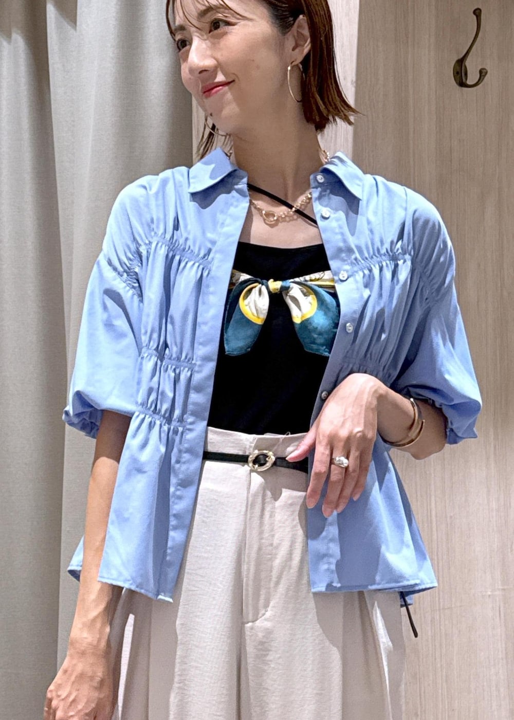 ブラック系のショルダーバッグ、ブラック系のキャミソール、ブラック系のパンプスを着用したレディースの夏コーディネートの7枚目の写真