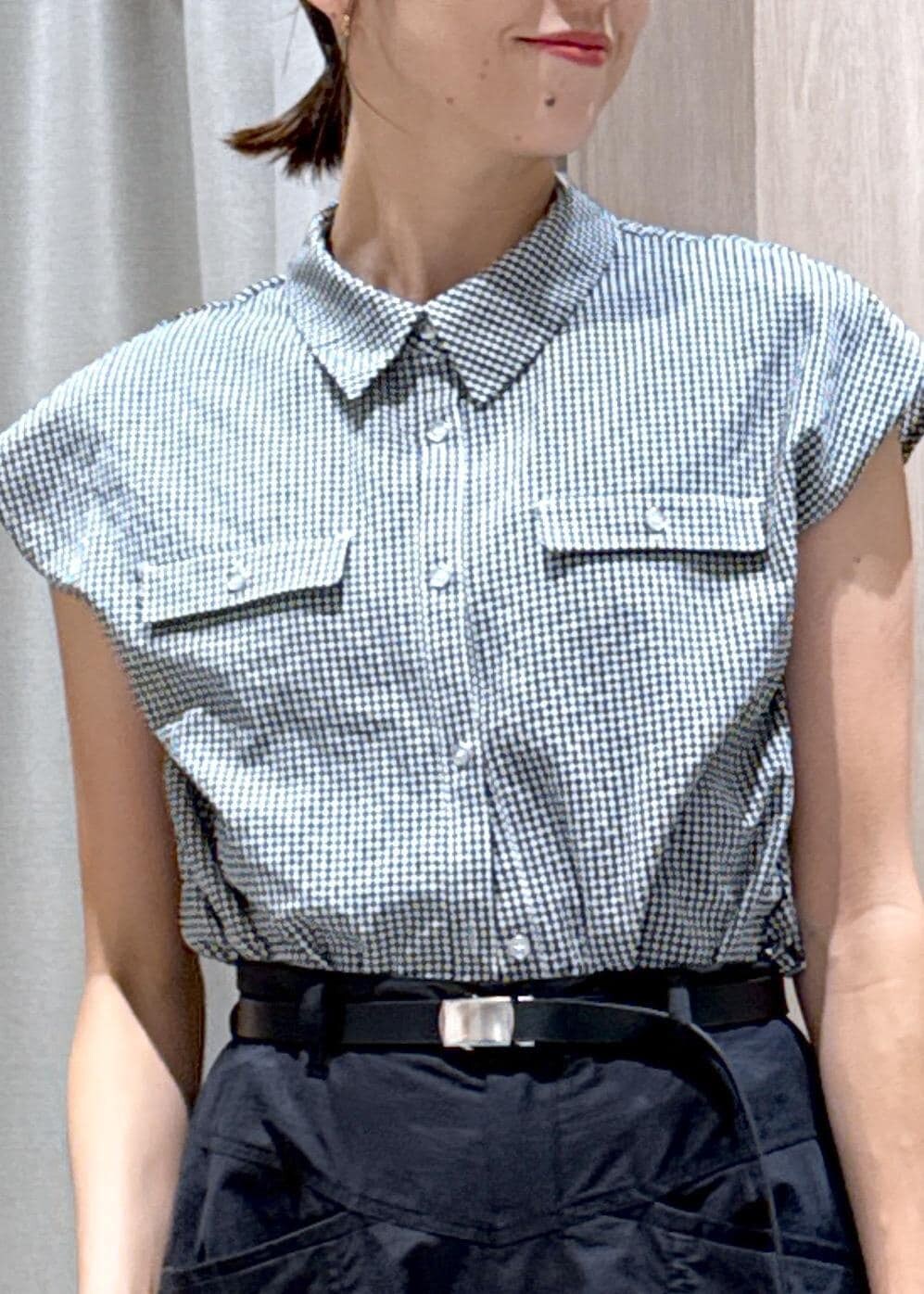 ブラック系のシャツ/ブラウス、ブラック系のトートバッグ、ブラック系のスカートを着用したレディースの夏コーディネートの8枚目の写真