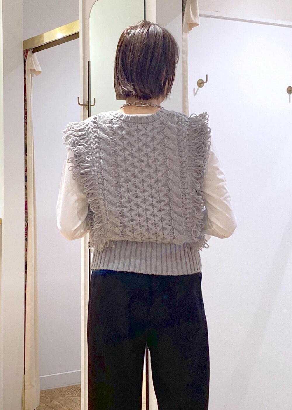 ブラック系のショルダーバッグ、ブラック系のバレエシューズ、ホワイト系のTシャツ/カットソーを着用したレディースの秋コーディネートの9枚目の写真