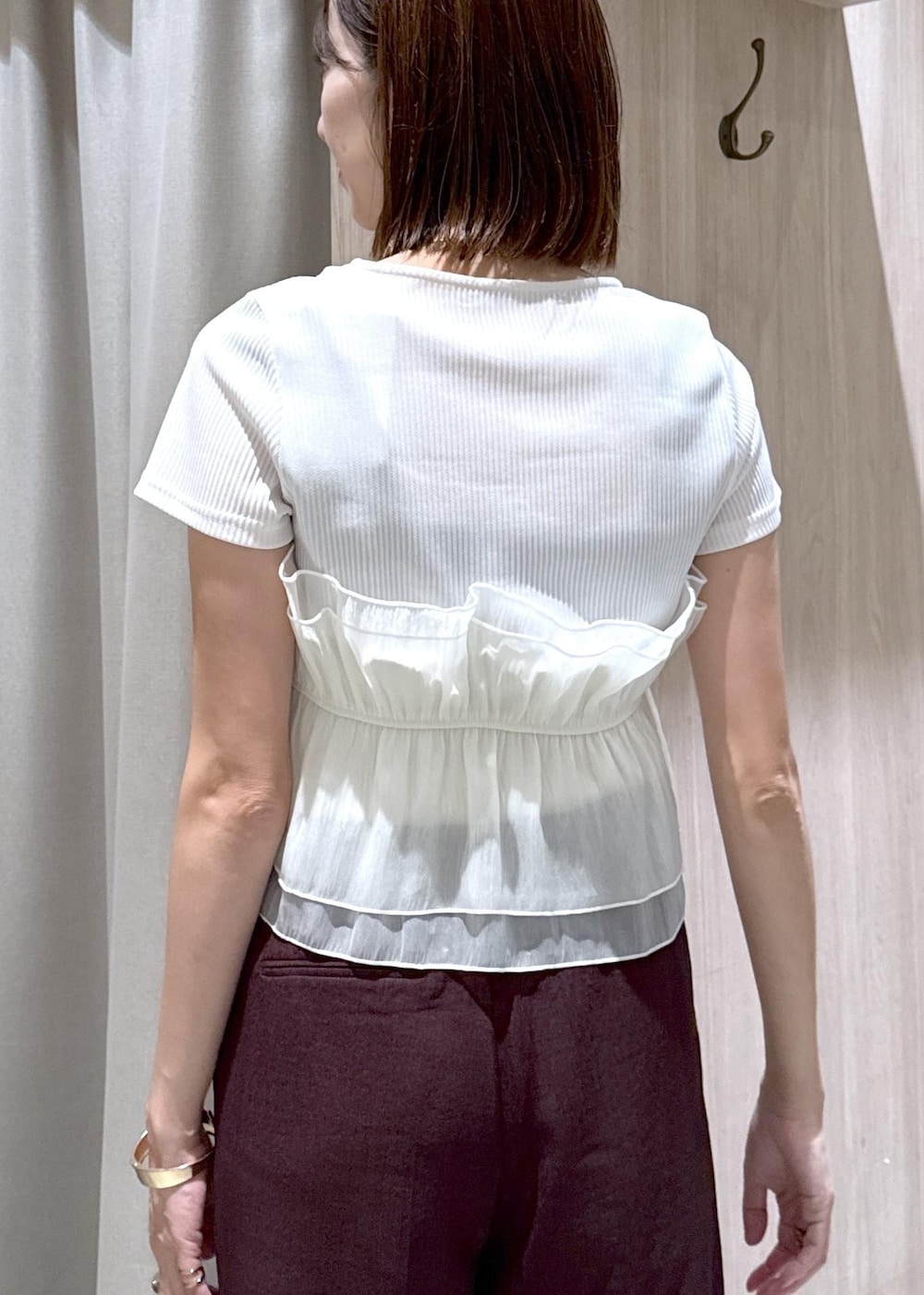 グレー系のトートバッグ、ブラック系のパンプス、ホワイト系のTシャツ/カットソーを着用したレディースの夏コーディネートの7枚目の写真