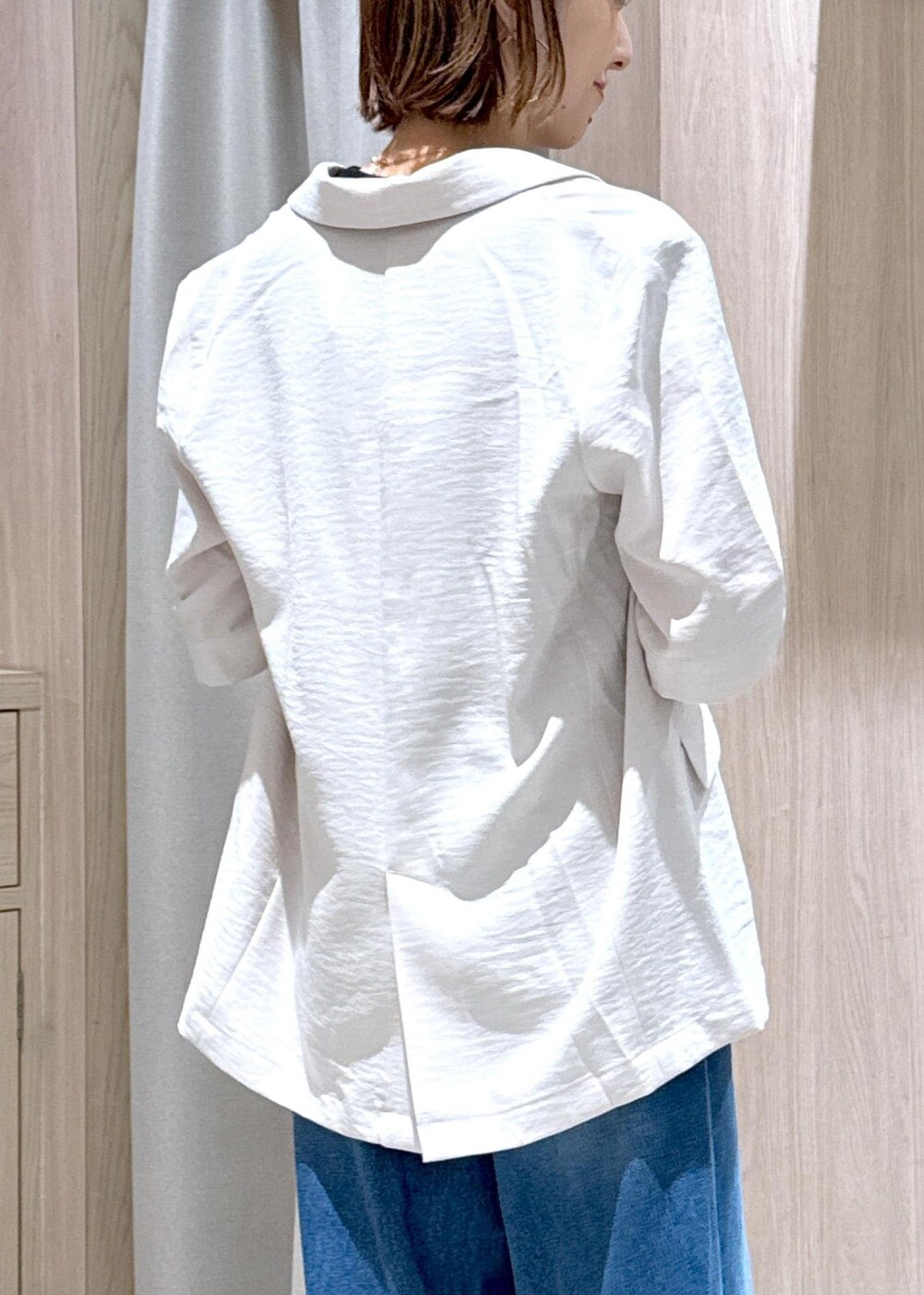 ホワイト系のショルダーバッグ、ブラック系のパンプス、ブラック系のTシャツ/カットソーを着用したレディースの夏コーディネートの10枚目の写真