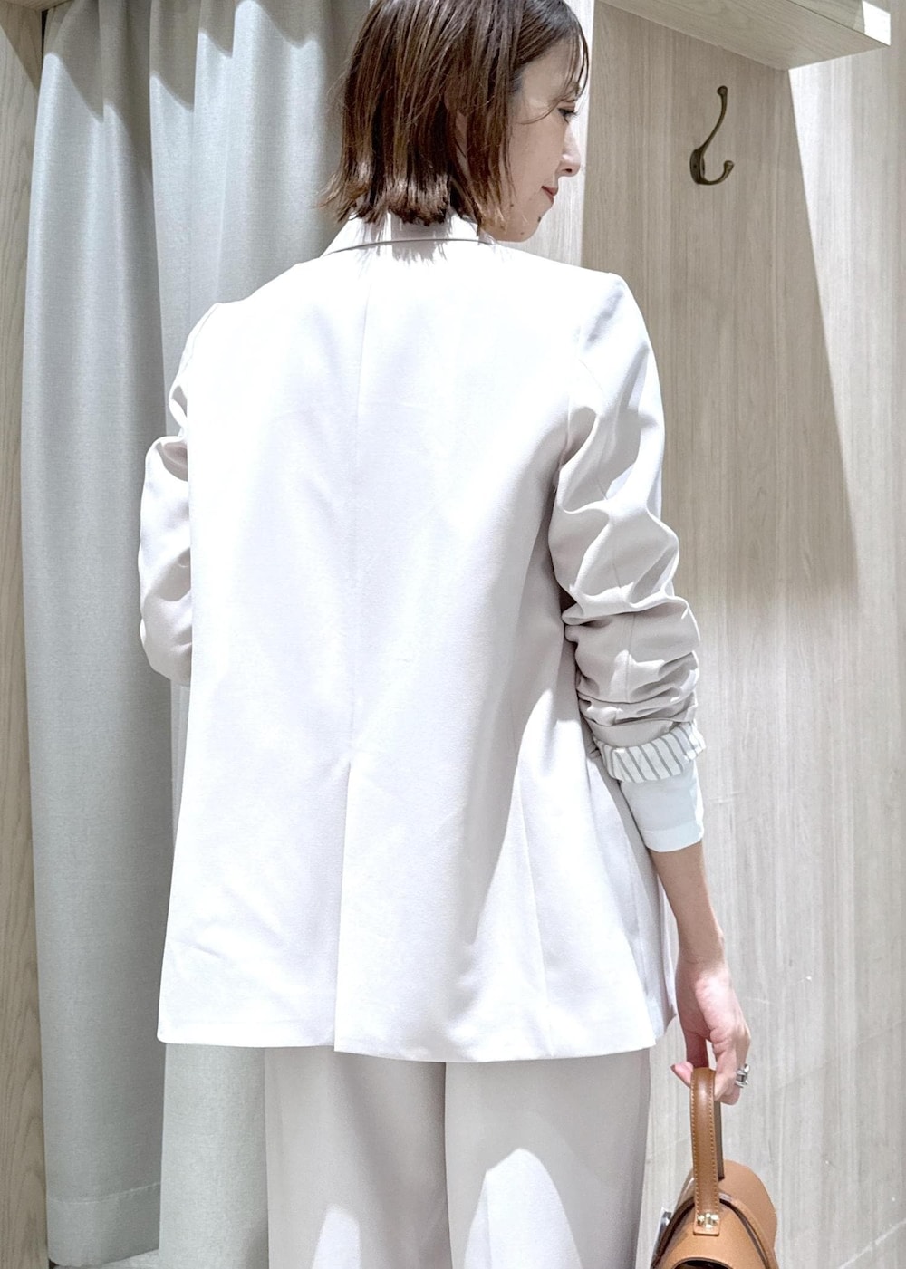 ホワイト系のTシャツ/カットソー、ベージュ系のテーラードジャケット、ベージュ系のその他パンツを着用したレディースの冬コーディネートの10枚目の写真