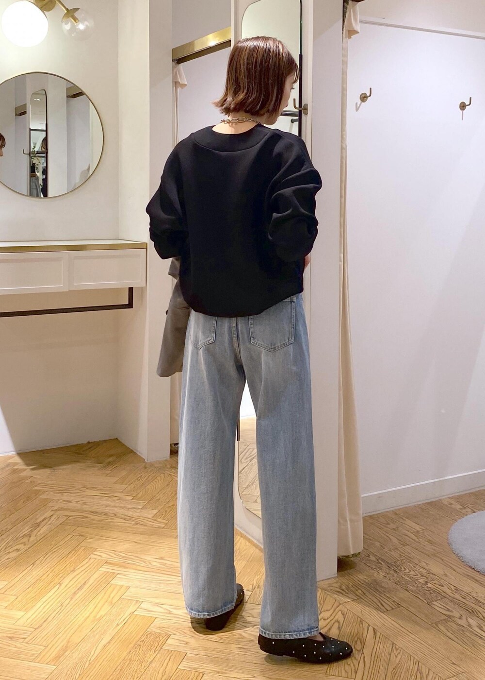 ベージュ系のショルダーバッグ、ブラック系のバレエシューズ、グレー系のテーラードジャケットを着用したレディースの秋コーディネートの10枚目の写真