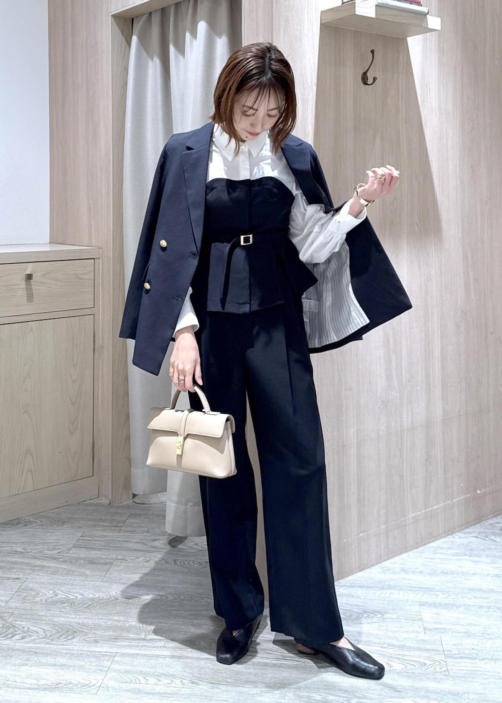 ブルー系のテーラードジャケット、ブルー系のその他パンツ、ブルー系のシャツ/ブラウスを着用したレディースの冬コーディネートの10枚目の写真