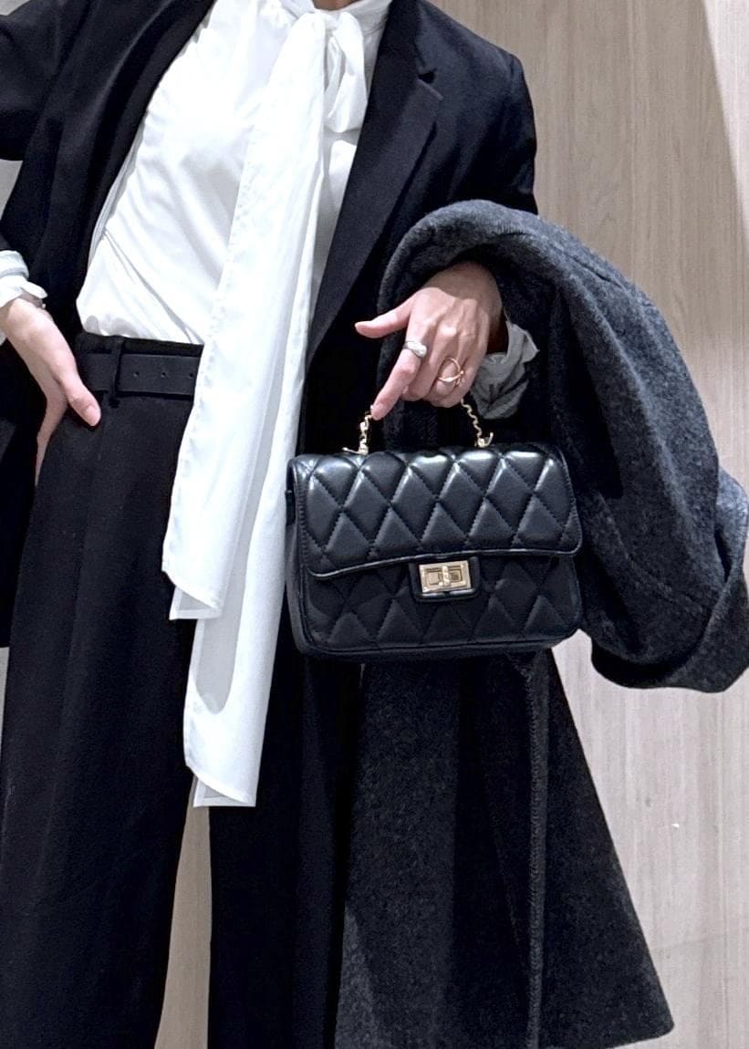 ブラック系のスラックス、ブラック系のテーラードジャケット、グレー系のその他アウターを着用したレディースの冬コーディネートの10枚目の写真