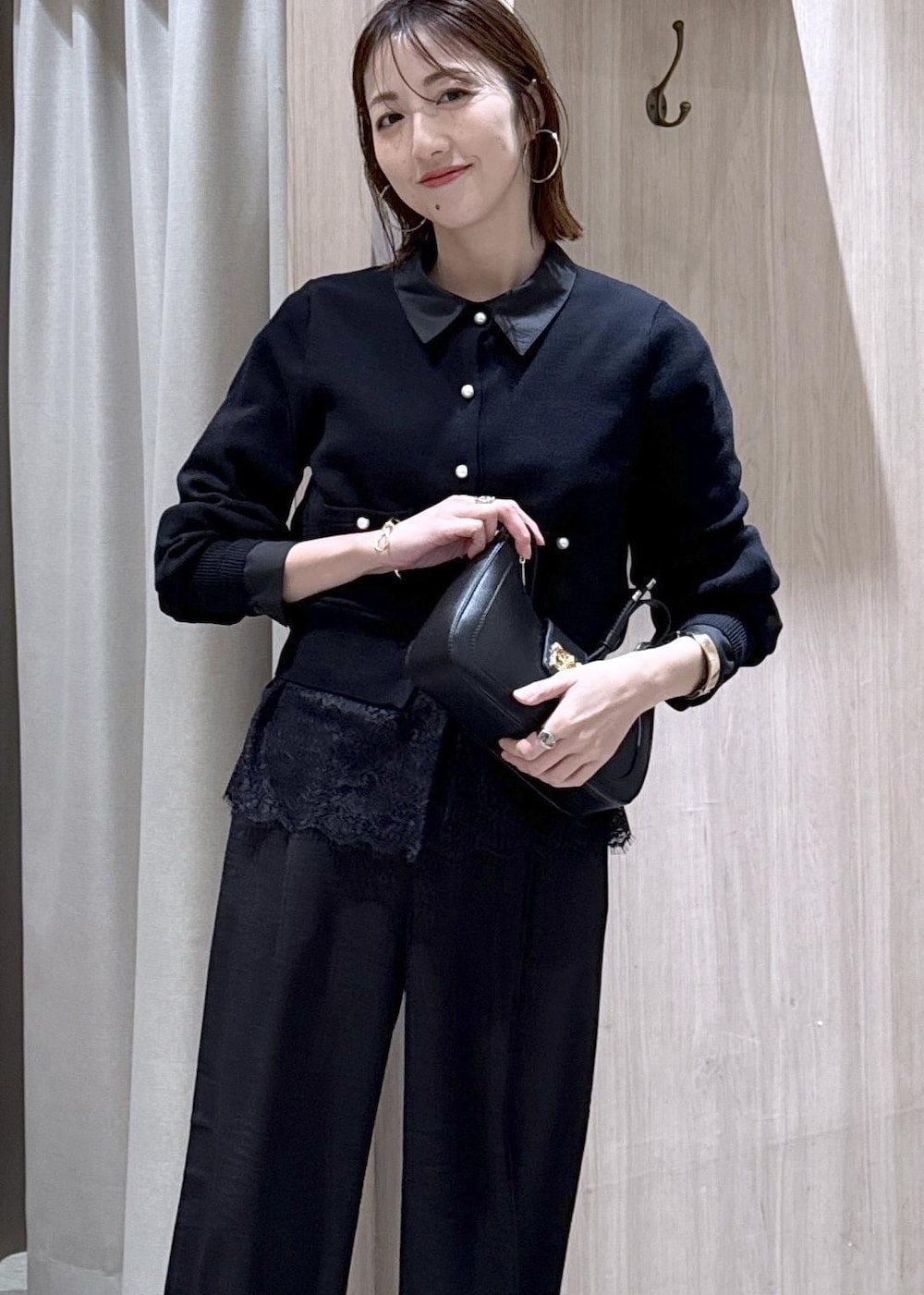 ブラック系のショルダーバッグ、ブラック系のパンプス、ブラック系のシャツ/ブラウスを着用したレディースの春コーディネートの3枚目の写真