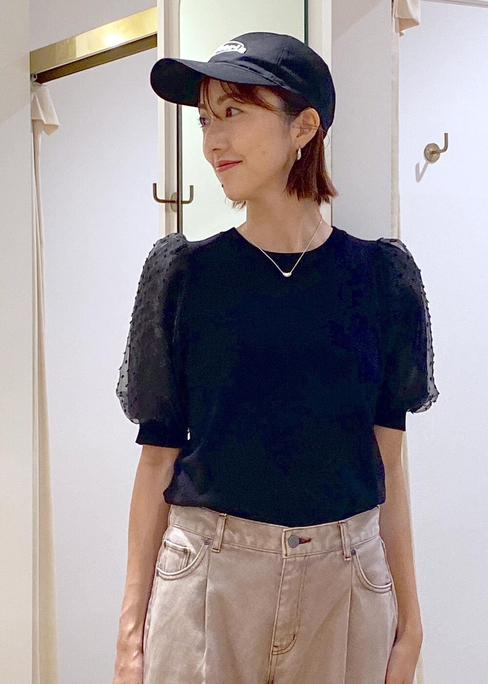 ブラック系のローファー、ブラック系のニット/セーター、ブラウン系のデニムパンツを着用したレディースの夏コーディネートの7枚目の写真