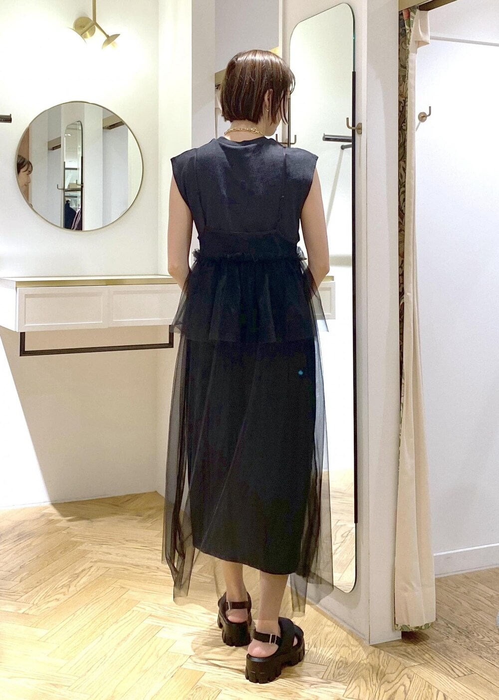 グリーン系のシャツ/ブラウス、ブラック系のサンダル、ブラック系のワンピースを着用したレディースの夏コーディネートの5枚目の写真