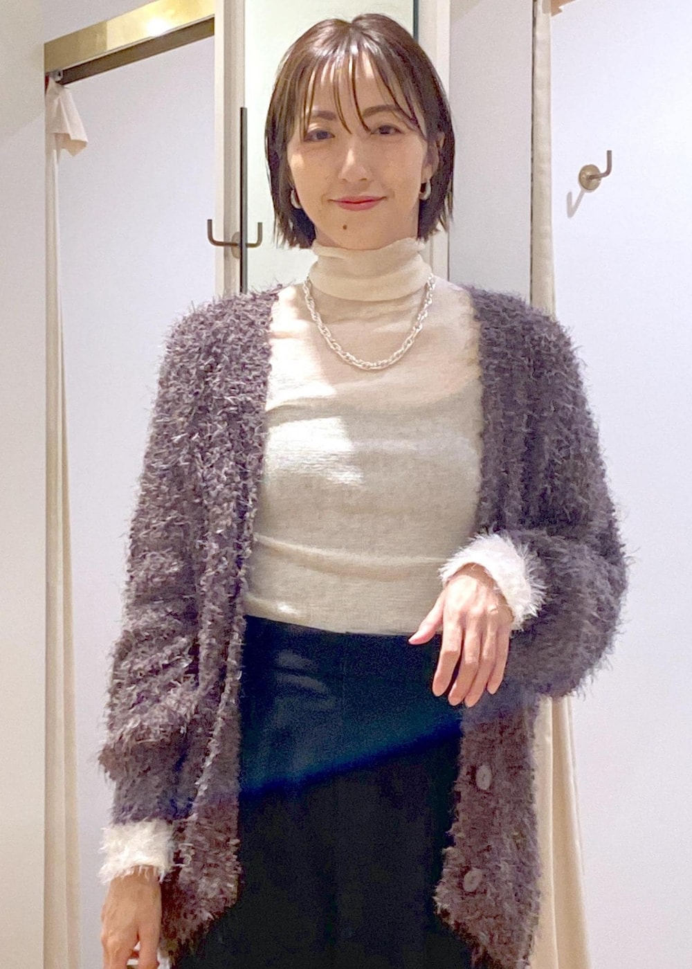 ブラック系のバレエシューズ、グレー系のカーディガン/ボレロ、ホワイト系のニット/セーターを着用したレディースの秋コーディネートの7枚目の写真