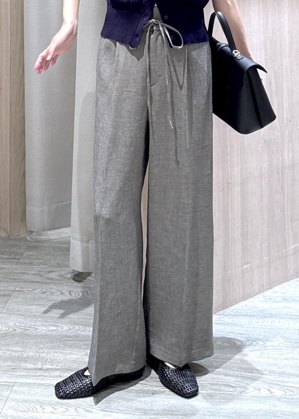 ブラック系のパンプス、ホワイト系のキャミソール、ブルー系のカーディガン/ボレロを着用したレディースの夏コーディネートの6枚目の写真