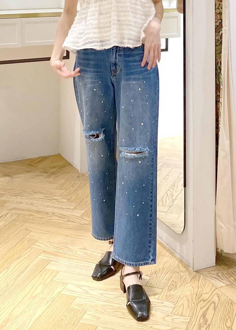 ブラック系のサンダル、ホワイト系のキャミソール、ホワイト系のニット/セーターを着用したレディースの春コーディネートの5枚目の写真