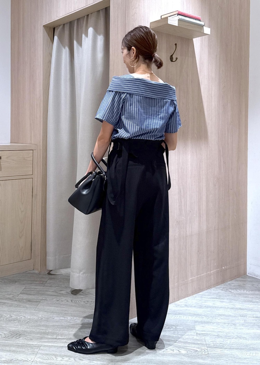 ブラック系のキャミソール、ブラック系のショルダーバッグ、ブルー系のシャツ/ブラウスを着用したレディースの夏コーディネートの2枚目の写真