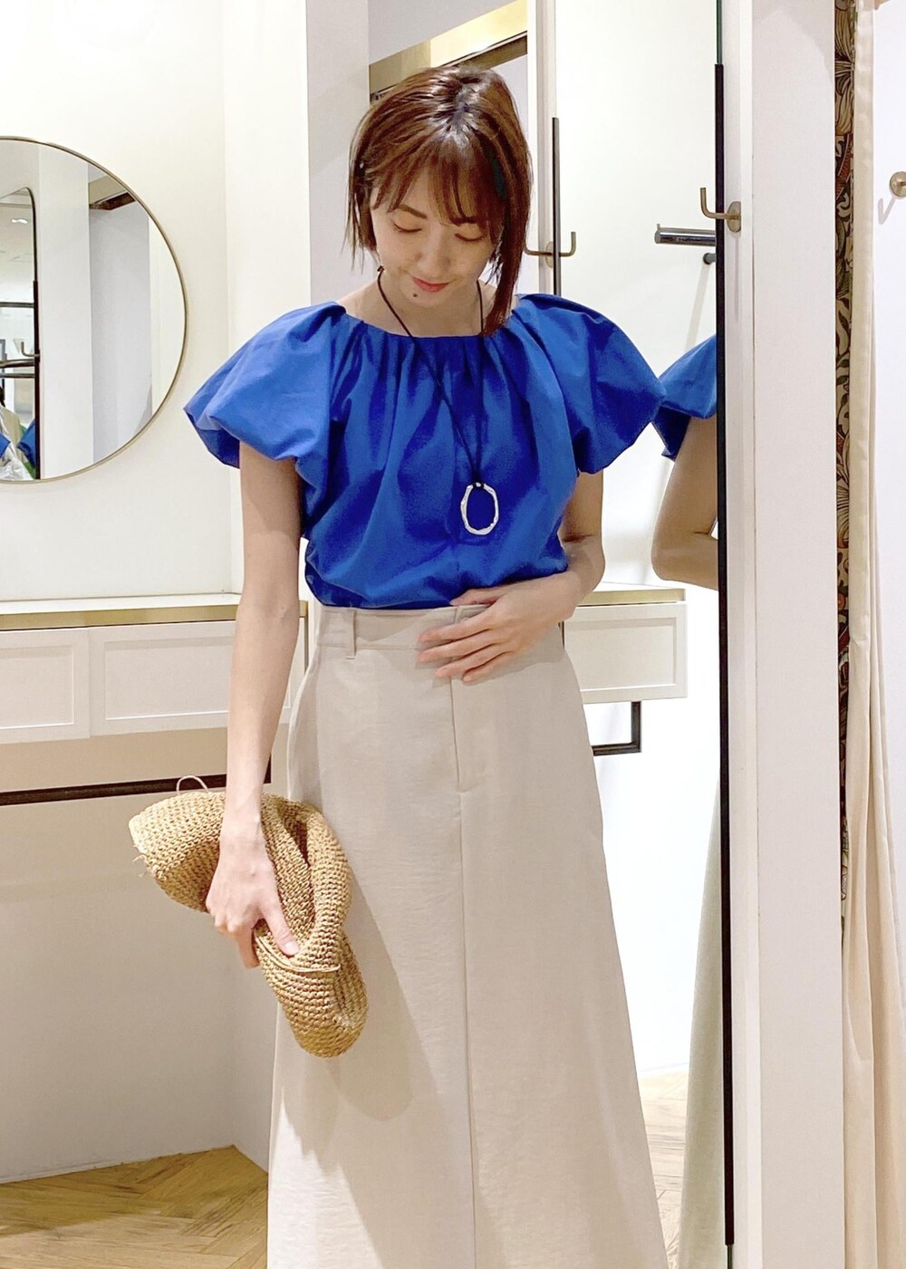 ブラック系のキャミソール、ブラック系のサンダル、ホワイト系のスカートを着用したレディースの春コーディネートの5枚目の写真