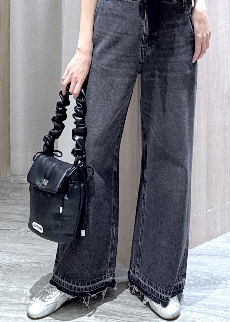ブラック系のデニムパンツ、ブラック系のショルダーバッグ、ブラック系のカーディガン/ボレロを着用したレディースの夏コーディネートの9枚目の写真