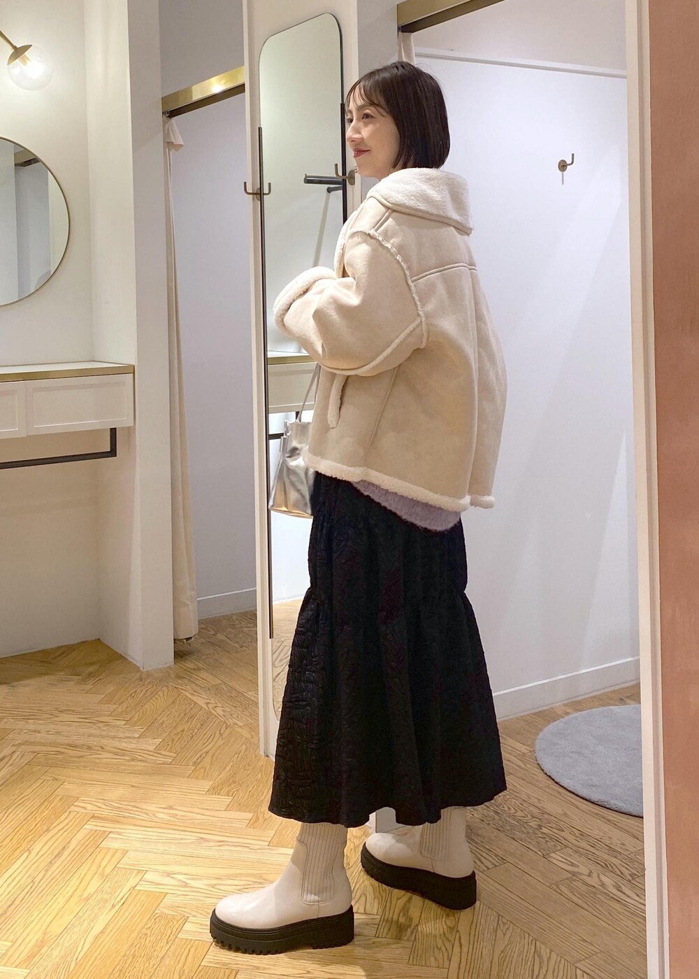 「大人シンプル、キレイめカジュアル、キレイめシンプル、カラーニット、ムートン、ムートンコート、羽織り、アウター、お出かけ、ニットコーデ、初冬コーデ、冬コーデ、デートコーデ、お出かけコーデ、旅行コーデ」｜「Juzeのタンクソールサイドニットブーツ（ブーツ、ホワイト系）」を使った、eric08さん（レディース・166cm）の冬コーディネートの2枚目の写真