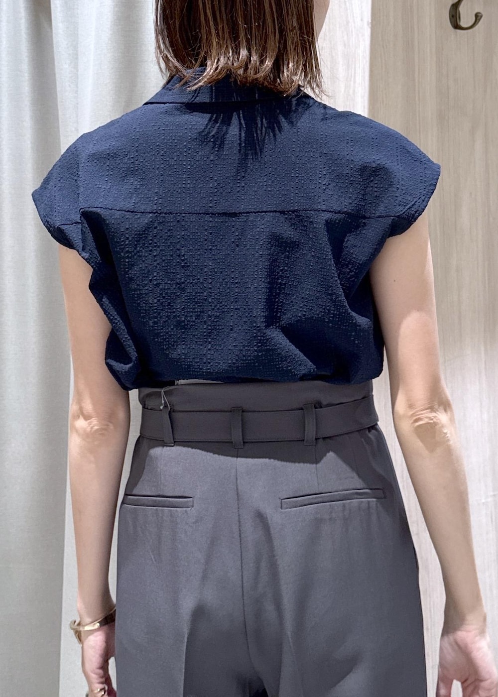 グレー系のその他パンツ、ブラック系のパンプス、ベージュ系のショルダーバッグを着用したレディースの夏コーディネートの8枚目の写真