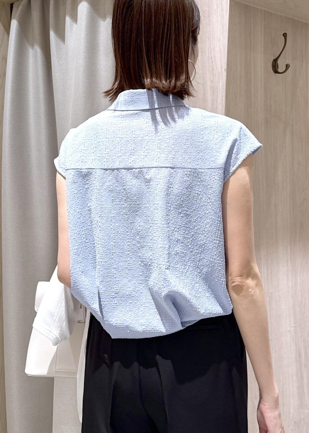 ブラック系のパンプス、ホワイト系のハンドバッグ、ホワイト系のカーディガン/ボレロを着用したレディースの春コーディネートの8枚目の写真