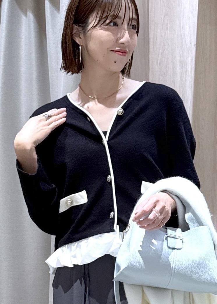 ブラック系のパンプス、ブルー系のショルダーバッグ、グレー系のその他パンツを着用したレディースの秋コーディネートの8枚目の写真