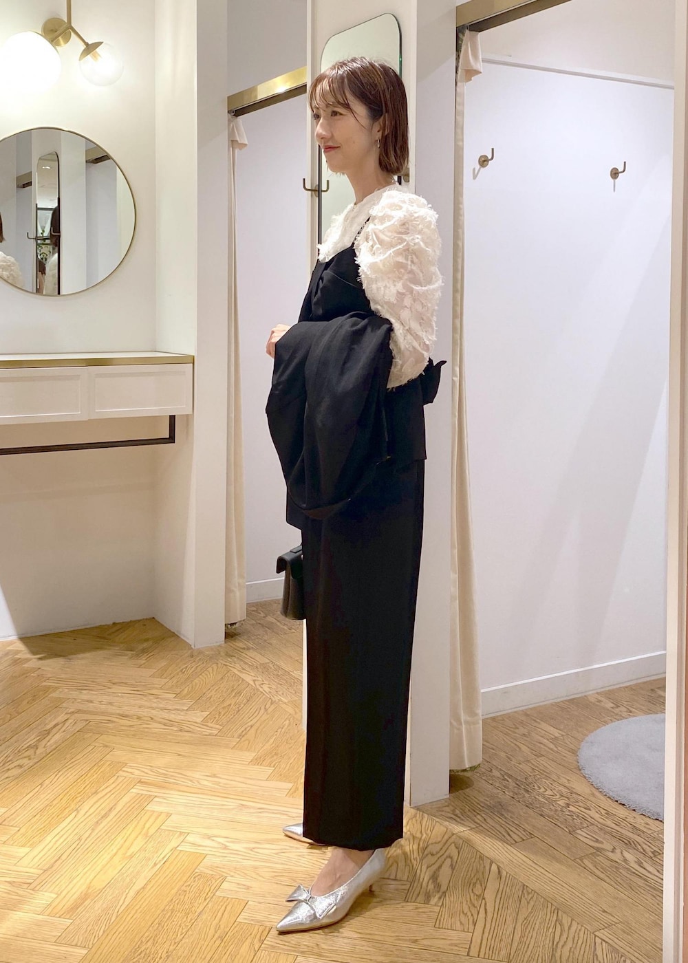 「大人シンプル、きれいめシンプル、初秋コーデ、秋コーデ、初冬コーデ、お仕事コーデ、セレモニーコーデ、結婚式コーデ、卒業式コーデ、卒園式コーデ、授業参観日コーデ、入学式コーデ、入園式コーデ、デートコーデ、お出かけコーデ」｜「Juzeのビッグリボンパンプス（パンプス、シルバー系）」を使った、eric08さん（レディース・166cm）の秋コーディネートの2枚目の写真