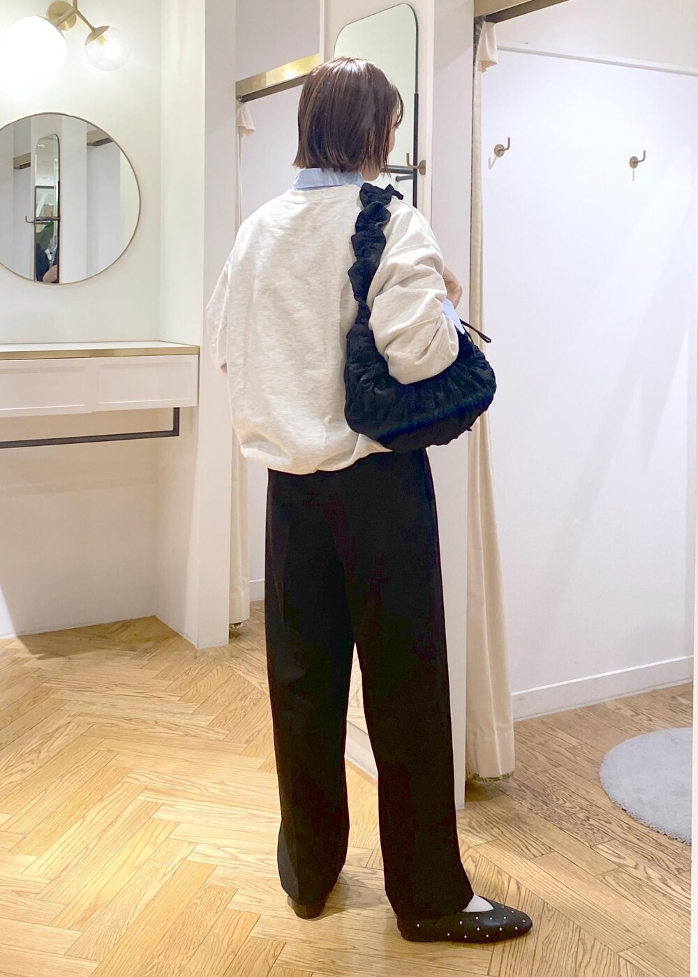 ブルー系のシャツ/ブラウス、ブラック系のバレエシューズ、ブラック系のショルダーバッグを着用したレディースの秋コーディネートの2枚目の写真