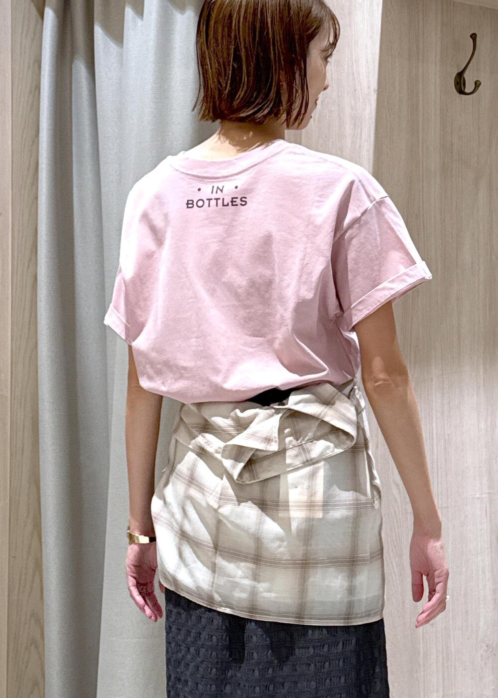 シルバー系のハンドバッグ、ベージュ系のシャツ/ブラウス、グレー系のスカートを着用したレディースの夏コーディネートの9枚目の写真