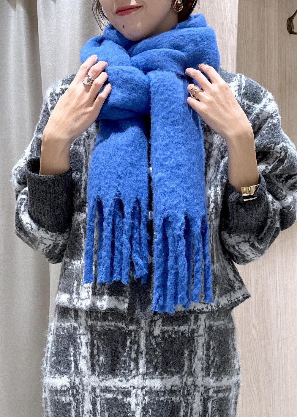 グレー系のスカート、グレー系のカーディガン/ボレロ、ブラック系のショルダーバッグを着用したレディースの冬コーディネートの9枚目の写真