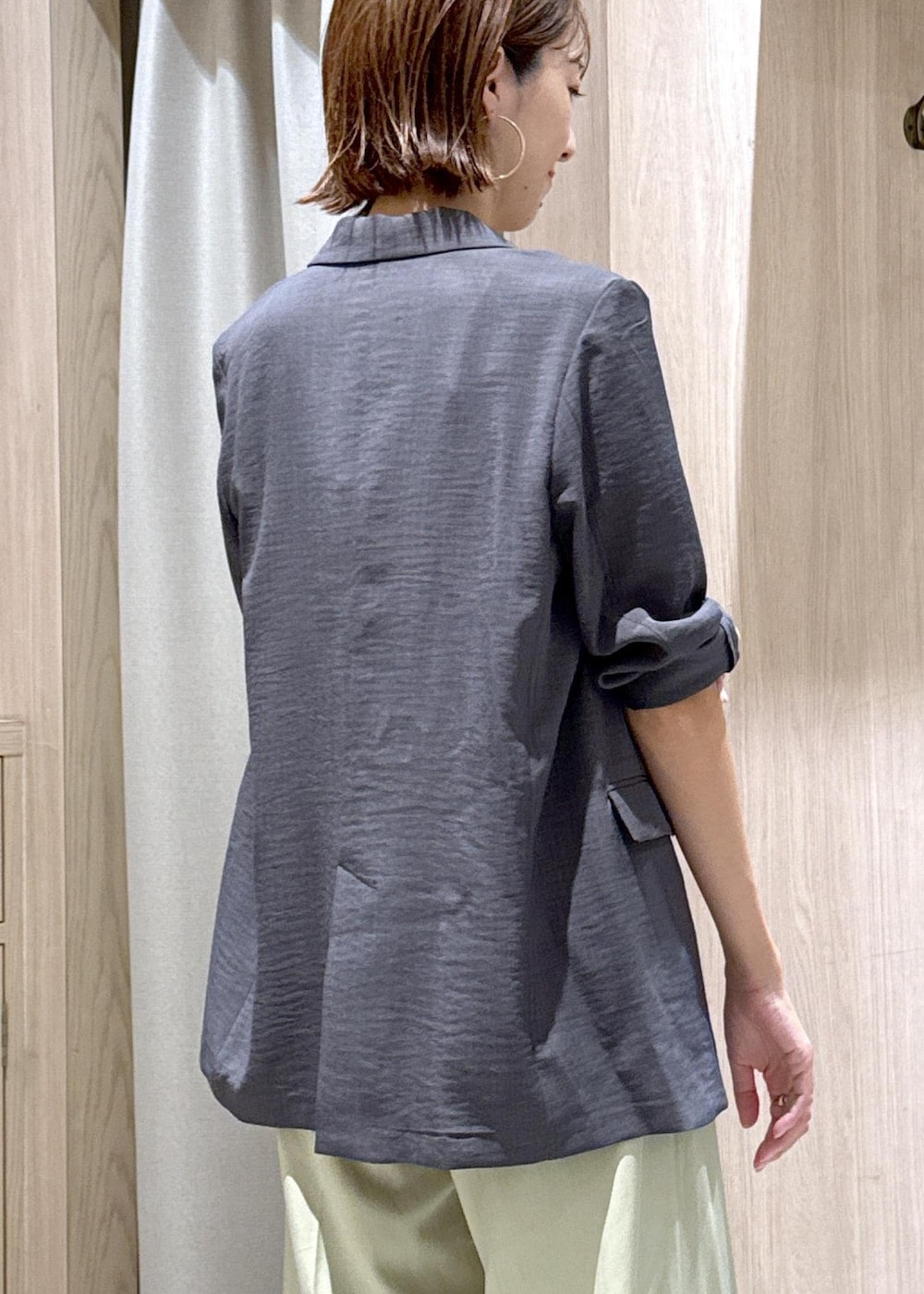 ブラック系のショルダーバッグ、ブラック系のキャミソール、ブラック系のパンプスを着用したレディースの夏コーディネートの10枚目の写真